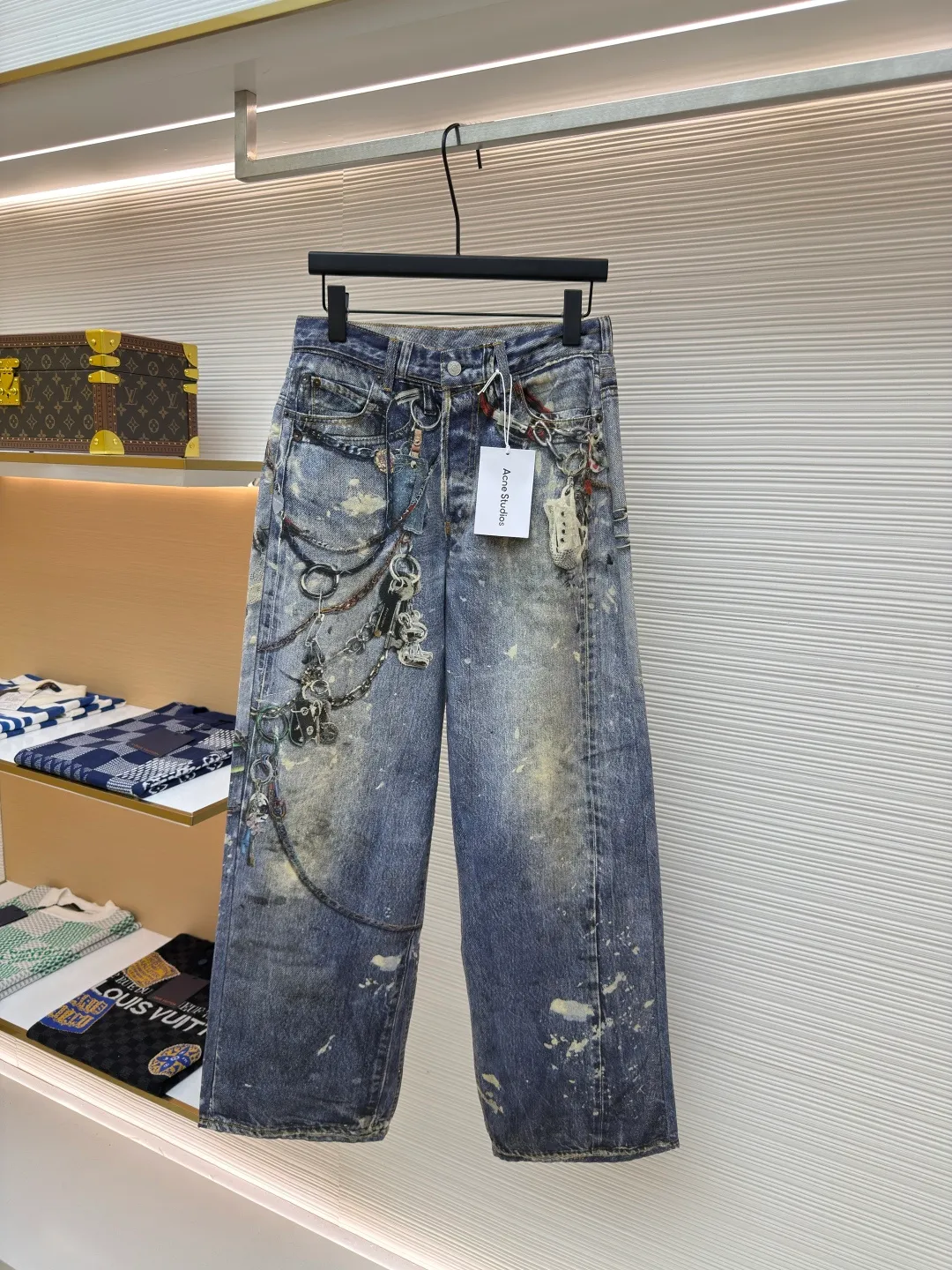 Acne Studios 3D printed denim trousers ●Authentic product: Purchased and developed by 5739 ●Item number: 1680158-A75 ●Material: denim ●Technology: Printing ●Version: fitted version ●Weight: 595 grams ●Size: 44-46-48-50-52 ●Description: Customized denim fabric is used, and a 3D cold transfer printing process is adopted to ensure that the denim fabric has the same texture and feel as traditional denim. 3D printing technology is used to restore the original color saturation and accurately control the thickness and texture of the denim fabric. An advanced 3D printer is used to print the denim fabric layer by layer until the entire component is completed. Each piece is separated efficiently and accurately through computer typesetting and laser cutting. After ironing, cutting, sewing and other processes, the components are assembled into a complete denim item, the same style for men and women!